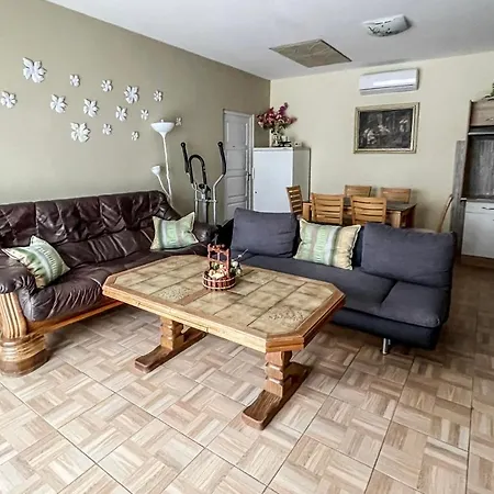 Elizabeth Apartment *