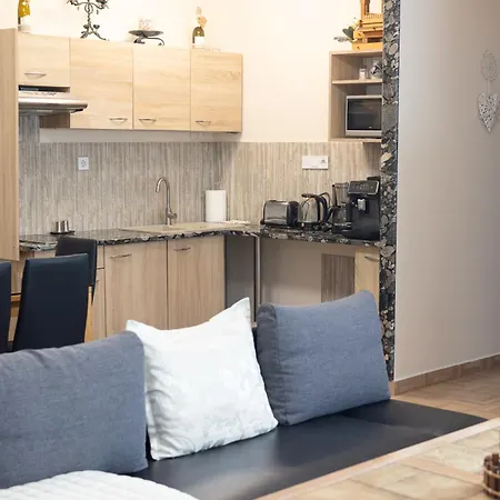 Elizabeth Apartment *