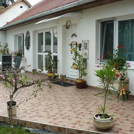 Elizabeth Apartman *