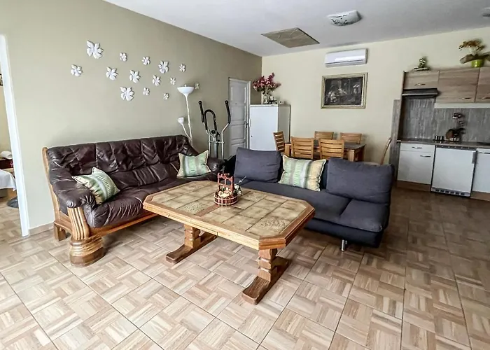 Elizabeth Apartment *